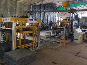 800噸全自動靜壓磚機(jī)生產(chǎn)水泥標(biāo)磚